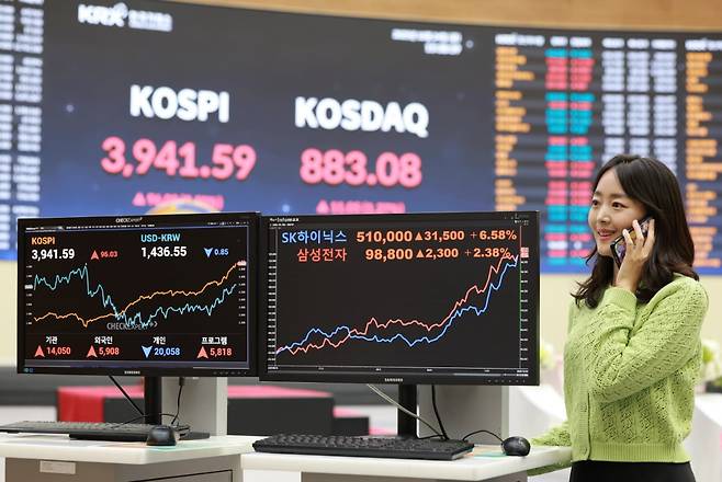 24일 서울 영등포구 여의도 한국거래소 홍보관에 삼성전자와 SK하이닉스 주가가 표시돼 있다./사진=연합뉴스