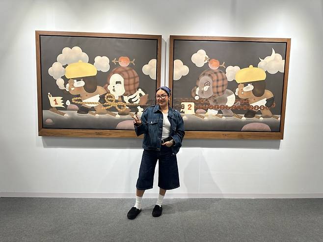 팝마트 IP 크라이베이비를 탄생시킨 크라이베이비몰리 작가. 이번 페어에 선보인 신작 앞에서 포즈를 취하고 있다. /강은영