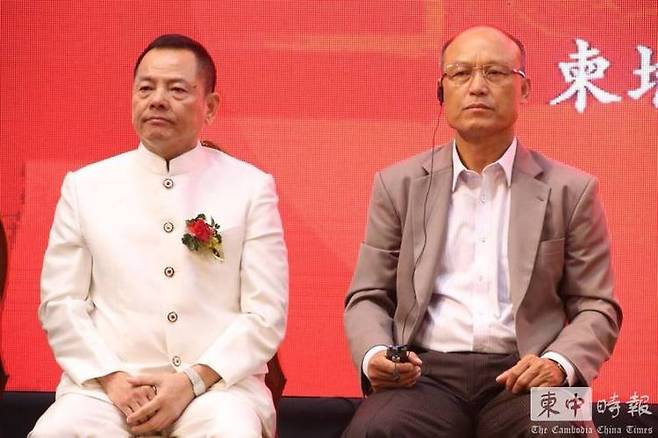 2018년 열린 '홍문협회' 설립 기념 행사에서 완 콕코이와 캄보디아 장군 사오 소카가 함께 단상에 오른 모습. 이날 행사엔 캄보디아 인민당의 핵심 인물인 멤산안 등 정치인과 다수의 거물급 정부 인사들이 참석했다./사진=더 캄보디아 차이나 타임즈 캡처