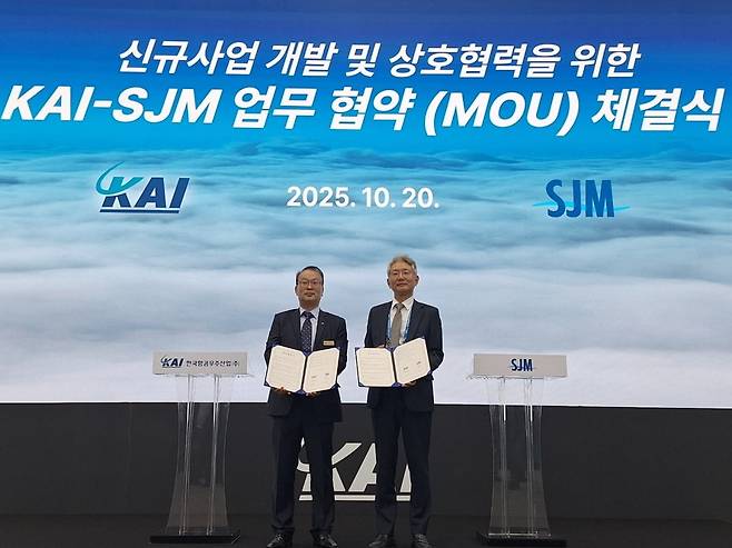 왼쪽부터 한국항공우주산업 김용민 기체사업부문장과 에스제이엠 김휘중 부회장이 ‘2025 서울 국제 항공우주 및 방위산업 전시회’에서 MOU 체결 후 기념 촬영을 하고 있다 / 사진=에스제이엠 제공