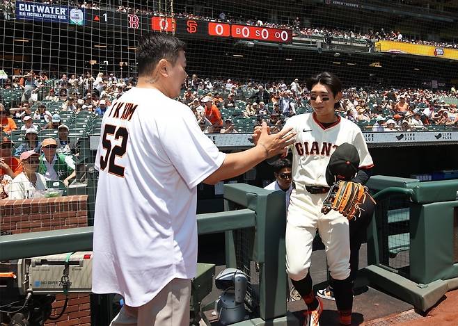 미국 샌프란시스코 오라클파크에서 열린 미국프로야구(MLB) 샌프란시스코 자이언츠와 보스턴 레드삭스 경기에 앞서 시구에 나선 김태균 해설위원과 이정후 선수가 인사하고 있다./ 사진=한화생명 제공