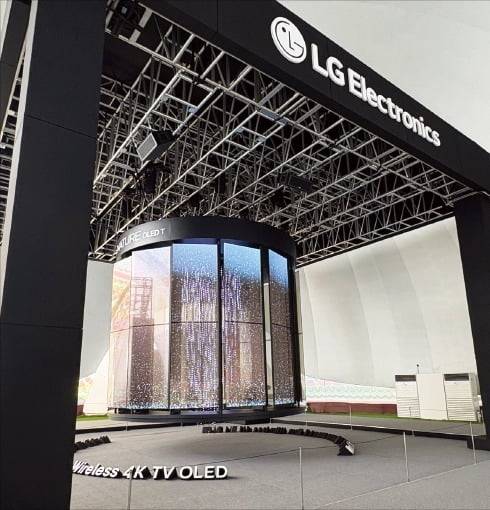 아시아태평양경제협력체(APEC) 정상회의 부대행사인 ‘K-테크 쇼케이스’ 개막을 앞둔 27일 경북 경주엑스포대공원에 마련된 전시장에 투명 OLED TV로 제작한 LG전자의 미디어아트가 전시돼 있다. /이영애 기자