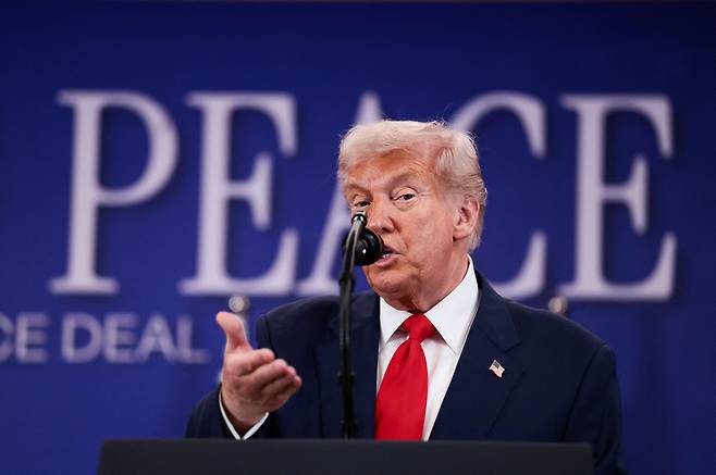 도널드 트럼프 미국 대통령이 말레이시아 쿠알라룸푸르에서 열린 아세안(ASEAN·동남아국가연합) 정상회의 기간 중인 26일(현지시간) 캄보디아와 태국 간 휴전협정 서명식을 앞두고 발언하고 있다. 로이터연합뉴스