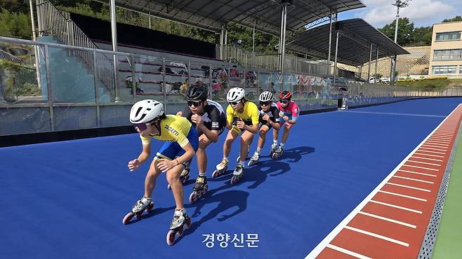 충북 청주시 흥덕구 현암동 충북도학생인라인롤러경기장에서 지난 23일 단성중 인라인 롤러부 학생들이 충북교육감기 인라인대회 출전을 앞두고 연습을 하고 있다. 이삭 기자.