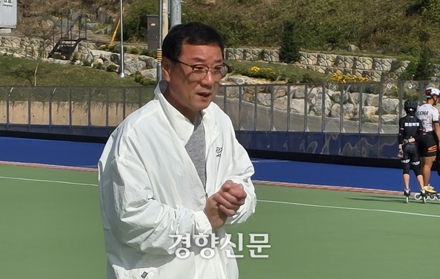 충북 청주시 흥덕구 현암동 충북도학생인라인롤러경기장에서 지난 23일 신영식 단성중 코치가 충북교육감기 인라인대회 출전을 앞두고 선수들을 지도하고 있다. 이삭 기자.