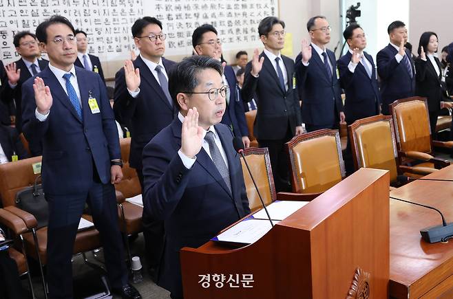 노만석 검찰총장 직무대행이 27일 국회 법제사법위원회에서 열린 2025년 국정감사에서 증인 선서를 하고 있다. 권도현 기자