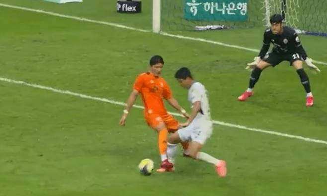 Jeonbuk Hyundai Motors' Jeon Jin-woo is tripped in the penalty box by a Jeju United player during a match on Oct. 3. [SCREEN CAPTURE]