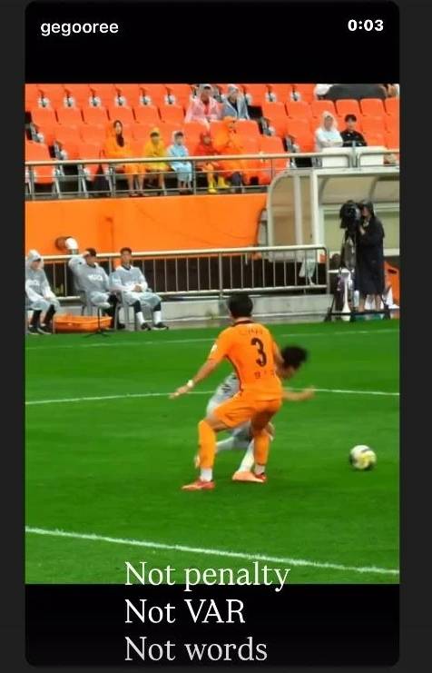 Jeonbuk Hyundai Motors head coach Gus Poyet's post on social media regarding a controversial referee decision [SCREEN CAPTURE]