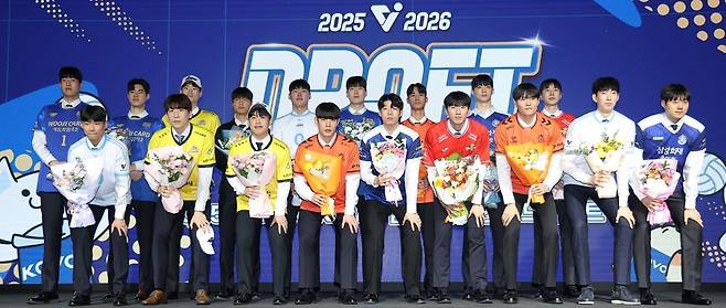 서울 강서구 메이필드 호텔에서 27일 열린 2025-2026 V리그 남자부 신인드래프트에서 지명받은 18명의 선수들이 기념사진을 촬영하고 있다. 연합뉴스