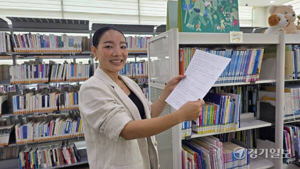 경기도 평생학습 기회특구 사업 가운데 시흥시의 이주배경여성을 대상으로 한 한국어교육수업의 수강생 완 통 첼리씨가 인터뷰를 위해 전날 직접 작성한 자기소개서를 들어 보이고 있다. 이나경기자