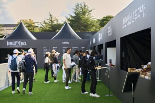 갤러리들이 먹거리 구입을 위해 줄지어 있는 모습. /KPGA