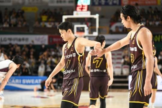 LG의 유기상과 칼 타마요 / 사진=KBL 제공. 연합뉴스