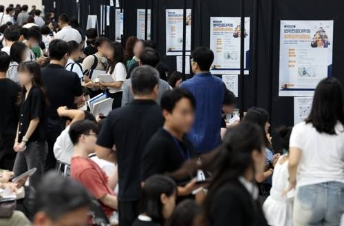 수험생들 사이에서 하위권으로 꼽히는 로스쿨에서도 신입생 3명 중 1명은 SKY(서울대·연세대·고려대) 학부 출신인 것으로 나타났다. [사진출처 = 연합뉴스]