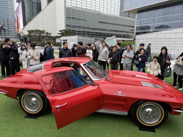 콜벳 스팅레이가 시동을 걸자 배기음을 듣기 위해 관람객들이 몰려든 모습 [사진 제공=한국클래식카협회]