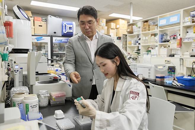 박우준 고려대 환경생태공학부 교수(왼쪽)과 논문 1저자인 양지혜 박사과정생이 실험을 하고 있는 모습. [사진=고려대]