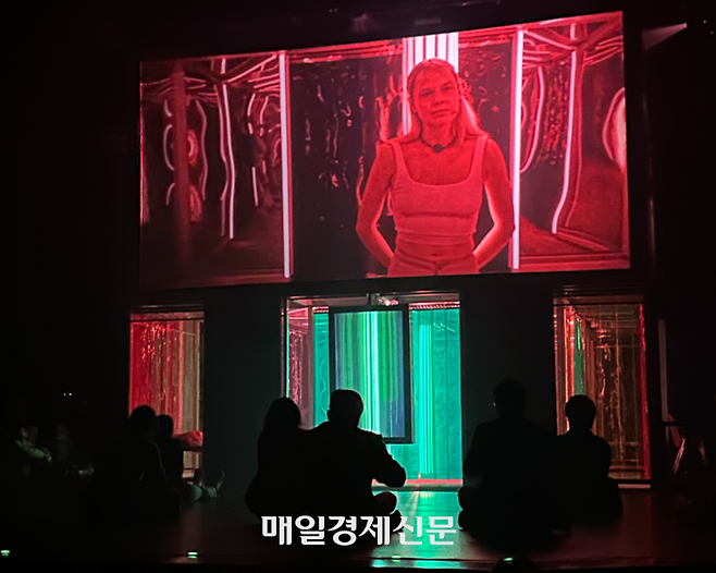 연극 ‘디 임플로이’를 관람하는 관객들이 자유롭게 무대위에 올라가 앉거나 걸어다니며 공연을 관람하고 있다. [구정근 기자]