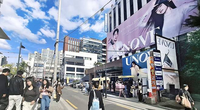MZ세대의 '팝업스토어' 성지로 주목받고 있는 서울 성수동 연무장길 모습. 이승환 기자