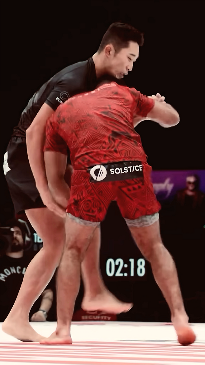 대한민국 UFC 1호 파이터 ‘스턴건’ 김동현이 2025년 10월 아랍에미리트 두바이 코카콜라 아레나 그래플링대회 Quintet 5 ‘팀 방타오 태국’ 중견을 맡아 ‘팀 노게이라 두바이’ 중견으로 나선 압델라우프 미도를 상대하고 있다. 사진=株式会社ラバーランド