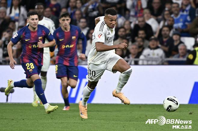 킬리안 음바페가 바르셀로나 수비 뒷공간을 공략하고 있다. 사진=AFPBBNews=News1