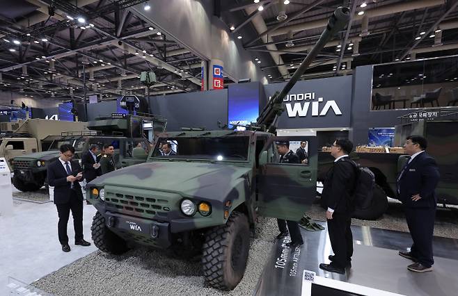 LS증권이 현대위아가 모빌리티 매출 감소를 방산 수출이 보완할 것이라고 27일 관측했다. 사진은 20일 고양 ADEX 2025에서의 현대 위아 부스. /사진=뉴스1