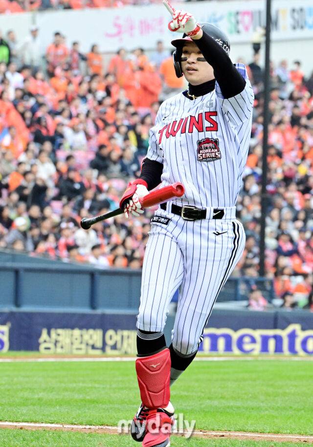 26일 오후 서울 잠실야구장에서 진행된 '2025 신한 SOL Bank KBO 한국시리즈 1차전' 한화 이글스와 LG 트윈스의 경기.LG 박해민이 5회초 선두타자로 등장해 한화 문동주를 상대로 솔로 홈런을 때린 뒤 기뻐하고 있다./잠실=곽경훈 기자
