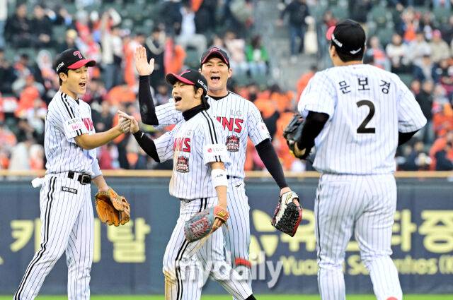 26일 오후 서울 잠실야구장에서 진행된 '2025 신한 SOL Bank KBO 한국시리즈 1차전' 한화 이글스와 LG 트윈스의 경기.LG선수들이 8-2로 승리한 뒤 기뻐하고 있다./잠실=곽경훈 기자