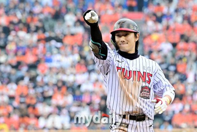 26일 오후 서울 잠실야구장에서 진행된 '2025 신한 SOL Bank KBO 한국시리즈 1차전' 한화 이글스와 LG 트윈스의 경기. LG 신민재가 6회말 1사 만루에서 2타점 적시타를 때린 뒤 기뻐하고 있다./마이데일리