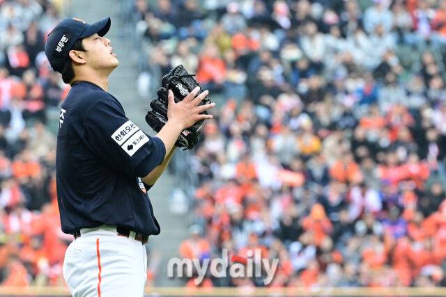 26일 오후 서울 잠실야구장에서 진행된 '2025 신한 SOL Bank KBO 한국시리즈 1차전' 한화 이글스와 LG 트윈스의 경기.한화 선발 문동주가 4회말 2사 3루에서 구본혁을 내야 땅볼로 잡은 뒤 박수를 치고 있다./잠실=곽경훈 기자