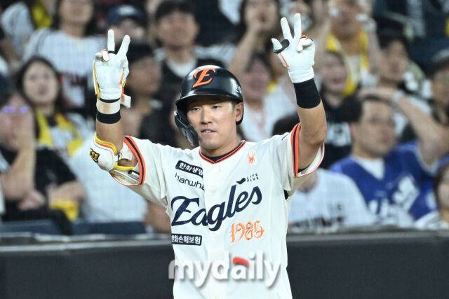 29일 대전 한화생명 볼파크 야구장에서 열린 '2025 신한 SOL BANK KBO리그' LG 트윈스와 한화 이글스 경기. 한화 황영묵이 2회말 2사 1루에 선제 1타점 2루 적시타를 쳤다./마이데일리