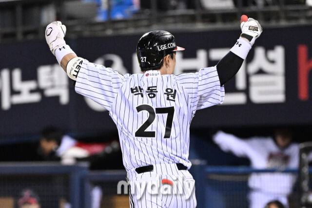 27일 서울 잠실야구장에서 열린 2025 신한 SOL 뱅크 KBO 한국시리즈 2차전' 한화 이글스와 LG 트윈스 경기.LG 박동원이 3회말 2사 1루에 투런포를 친 후 기뻐하고 있다./잠실=한혁승 기자