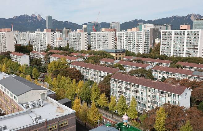 10·15 부동산 대책 발표에 따라 서울 전역이 조정대상지역·투기과열지구로 지정되면서 주요 재건축·재개발 정비사업지의 정비사업이 상당 부분 지연될 것으로 예상되는 24일 서울 노원구 상계주공5단지와 일대 아파트 모습. [연합]