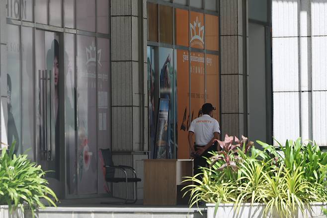 캄보디아에서 한국인 납치ㆍ감금 등 조직범죄피해가 잇따라 발생하면서 정부가 범죄조직을 대상으로 금융 제재를 검토하고 있는 가운데 19일 프놈펜 프린스그룹 본사에 경비직원이 근무하고 있다. 금융당국에 따르면 금융위원회 산하 금융정보분석원(FIU)은 캄보디아 범죄 관련자를 금융거래 제한 대상자로 지정하는 방안을 검토 중이다. 유력 제재 대상으로 캄보디아 프놈펜의 ‘프린스 그룹’과 금융서비스 기업 ‘후이원 그룹(Huione Group)’ 등이 거론된다. 사진은 기사와 무관 [연합]