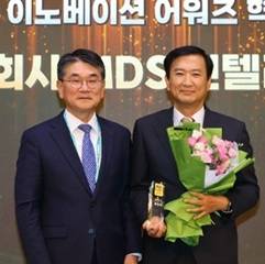 MDS인텔리전스 지창건 대표(오른쪽)가 ‘FIX 2025 이노베이션 어워즈‘ 혁신상패를 받고있다.