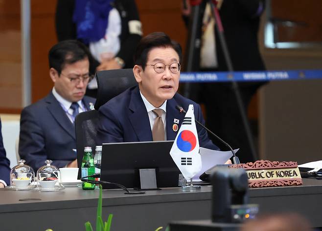 이재명 대통령이 27일 말레이시아 쿠알라룸푸르 컨벤션센터에서 열린 아세안+3 정상회의에서 발언하고 있다. [연합]