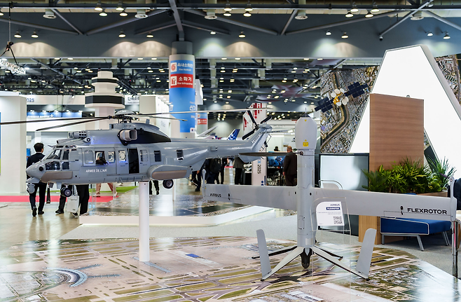 에어버스가 이번 ADEX에 선보인 H225 모델(왼쪽)과 드론 제품 [에어버스코리아 제공]