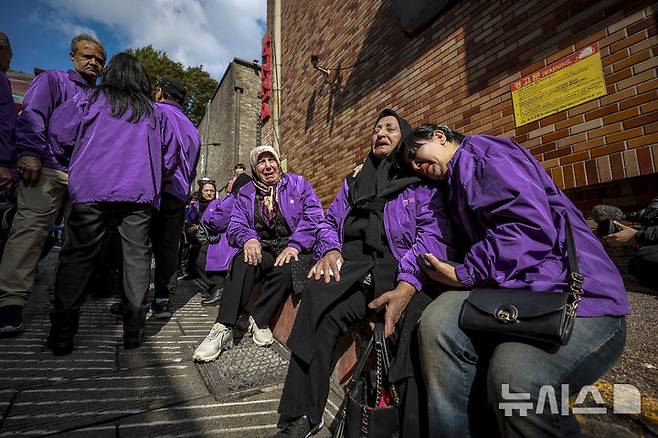 [서울=뉴시스] 정병혁 기자 = 10.29이태원참사 외국인 희생자 유가족들이 25일 서울 용산구 이태원역 1번 출구 앞 10·29 기억과 안전의 길을 찾아 참사 현장을 살펴보며 눈물을 흘리고 있다. 2025.10.25 jhope@newsis.com
