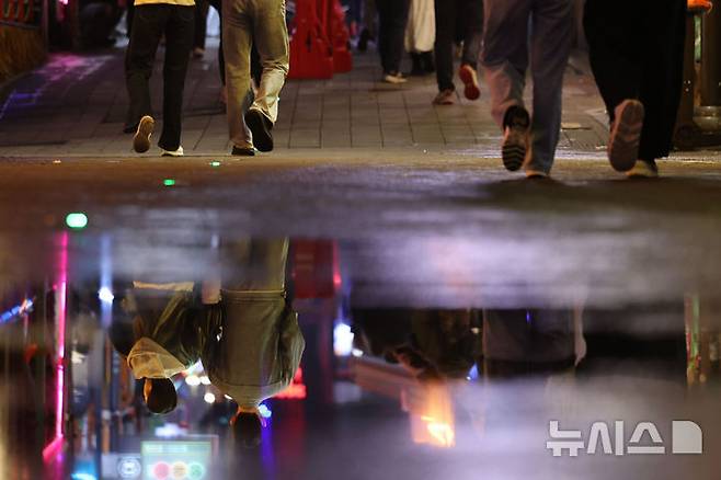 [서울=뉴시스] 권창회 기자 = 핼러윈 데이를 5일 앞둔 26일 오후 서울 용산구 세계음식거리가 한산한 모습을 보이고 있다. 2025.10.26. kch0523@newsis.com