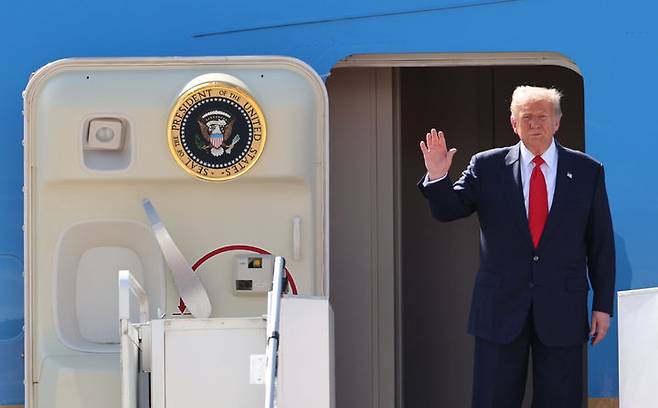 [쿠알라룸푸르=AP/뉴시스] 도널드 트럼프 미국 대통령이 26일(현지 시간) 말레이시아 쿠알라룸푸르에 도착, 전용기에서 내리며 손을 흔들고 있다. 2025.10.26.