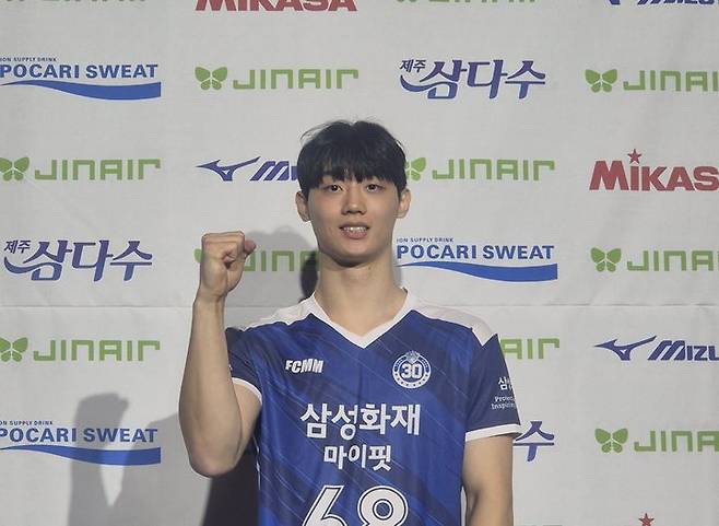 [서울=뉴시스] 문채현 기자 = 27일 서울 강서구 메이필드호텔에서 열린 2025~2026 한국배구연맹(KOVO) 남자 신인선수 드래프트 1라운드 전체 2순위로 삼성화재의 지명을 받은 이우진이 취재진의 인터뷰에 응하고 있다. 2025.10.27. dal@newsis.com  *재판매 및 DB 금지