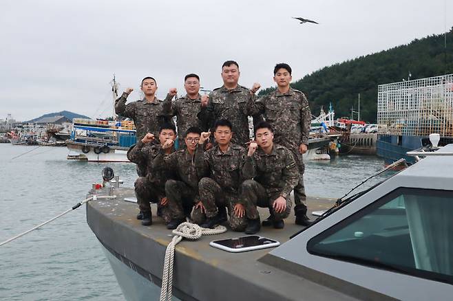 [태안=뉴시스] 지난 14일 충남 태안 근흥면 신진항에 정박 중인 육군 32사단 제8해안감시기동대대 경비정운용반 장병들이 경비정 위에서 화이팅을 외치며 기념 사진을 찍고 있다 (사진=육군 32사단 제공) 2025.10.27. photo@newsis.com *재판매 및 DB 금지