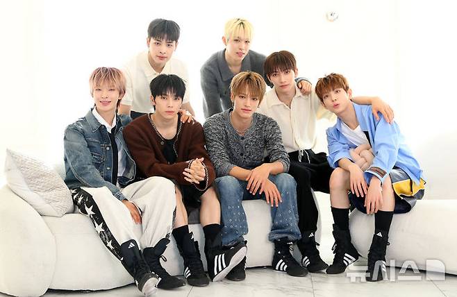 [서울=뉴시스] 김혜진 기자 = 그룹 넥스지(왼쪽부터 하루, 소건, 세이타, 유우, 휴이, 유키, 토모야)가 지난 23일 오전 서울 성동구 아틀리에8에서 열린 세 번째 미니앨범 '비트 복서' 발매 기념 라운드 인터뷰에 앞서 포즈를 취하고 있다. 2025.10.27. jini@newsis.com