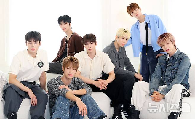 [서울=뉴시스] 김혜진 기자 = 그룹 넥스지(왼쪽부터 하루, 소건, 세이타, 유우, 휴이, 유키, 토모야)가 지난 23일 오전 서울 성동구 아틀리에8에서 열린 세 번째 미니앨범 '비트 복서' 발매 기념 라운드 인터뷰에 앞서 포즈를 취하고 있다. 2025.10.27. jini@newsis.com