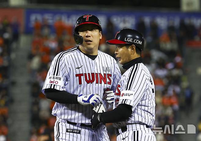 [서울=뉴시스] 김근수 기자 = 27일 오후 서울 송파구 잠실야구장에서 열린 2025 KBO 한국시리즈 2차전 한화 이글스와 LG 트윈스의 경기, 4회말 2사 주자 1,2루 상황에서 LG 김현수가 볼넷을 기록해 1루로 향하고 있다. LG 김현수는 49개 볼넷을 기록해 프로야구 포스트시즌 최다 신기록을 작성했다. 2025.10.27. ks@newsis.com