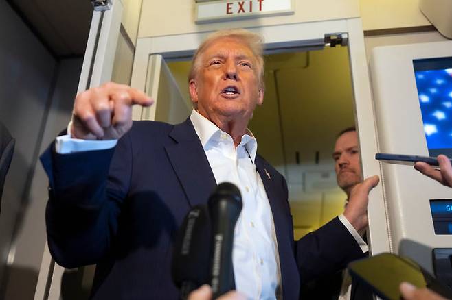 [쿠알라룸푸르=AP/뉴시스]도널드 트럼프 미국 대통령이 27일 말레이시아 쿠알라룸푸르에서 일본 도쿄로 이동하는 대통령전용기 안에서 취재진 질문에 답하고 있다. 2025.10.27.