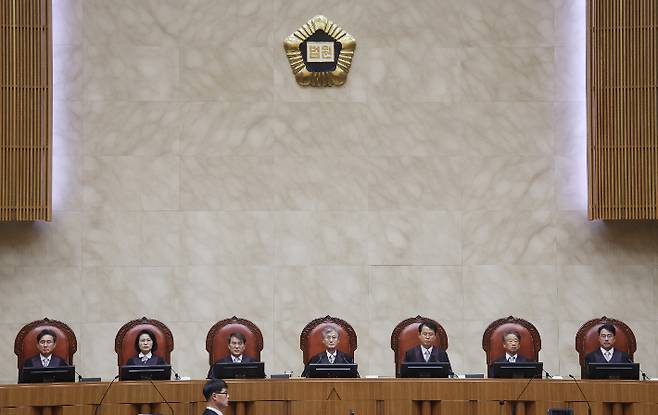 조희대 대법원장과 대법관들이 23일 서울 서초구 대법원에서 열린 전원합의체에서 시작을 기다리고 있다. 연합뉴스