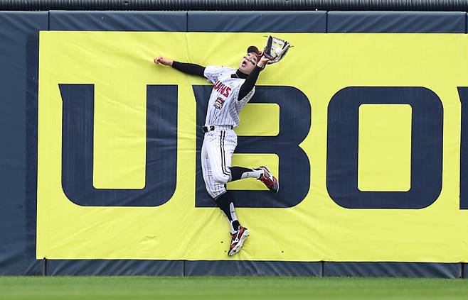 '한화 팬, 또 좌절' 26일 서울 잠실야구장에서 열린 2025 프로야구 한국시리즈 1차전 한화 이글스 대 LG 트윈스 경기. 1회 초 1사 1루 때 LG 박해민이 한화 문현빈의 장타를 잡고 있다. 연합뉴스