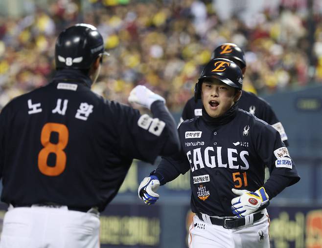 27일 서울 잠실야구장에서 열린 2025 프로야구 한국 시리즈 한화 이글스 대 LG 트윈스 2차전. 1회초 1사 1루 상황에서 한화 문현빈이 투런 홈런을 치고 기뻐하고 있다.  연합뉴스