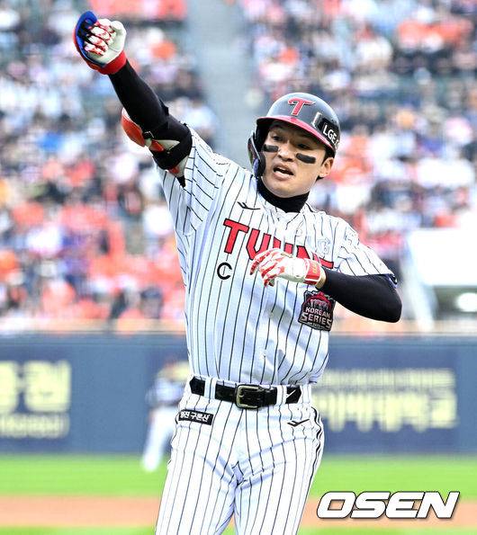 [OSEN=잠실, 이대선 기자] 26일 오후 서울 잠실야구장에서 2025 신한 SOL Bank KBO리그 포스트시즌 한국시리즈 1차전 LG 트윈스와 한화 이글스의 경기가 열렸다.LG는 앤더스 톨허스트, 한화는 문동주를 선발 투수로 내세웠다.5회말 무사에서 LG 박해민이 우월 솔로 홈런을 치고 환호하고 있다. 2025.10.26 /sunday@osen.co.kr