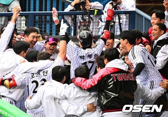 [OSEN=잠실, 지형준 기자] 박해민이 팀 동료들의 환호 속에 두 팔을 번쩍 들며 화답하고 있다.