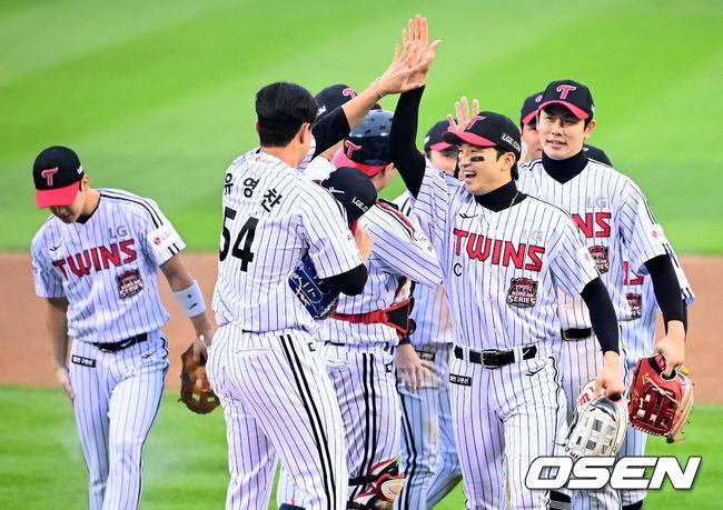 [OSEN=잠실, 지형준 기자] 기선 제압에 성공한 LG. 한국시리즈 1차전 승리 팀의 우승 확률은 73.2%(41번 중 30번)에 달한다.